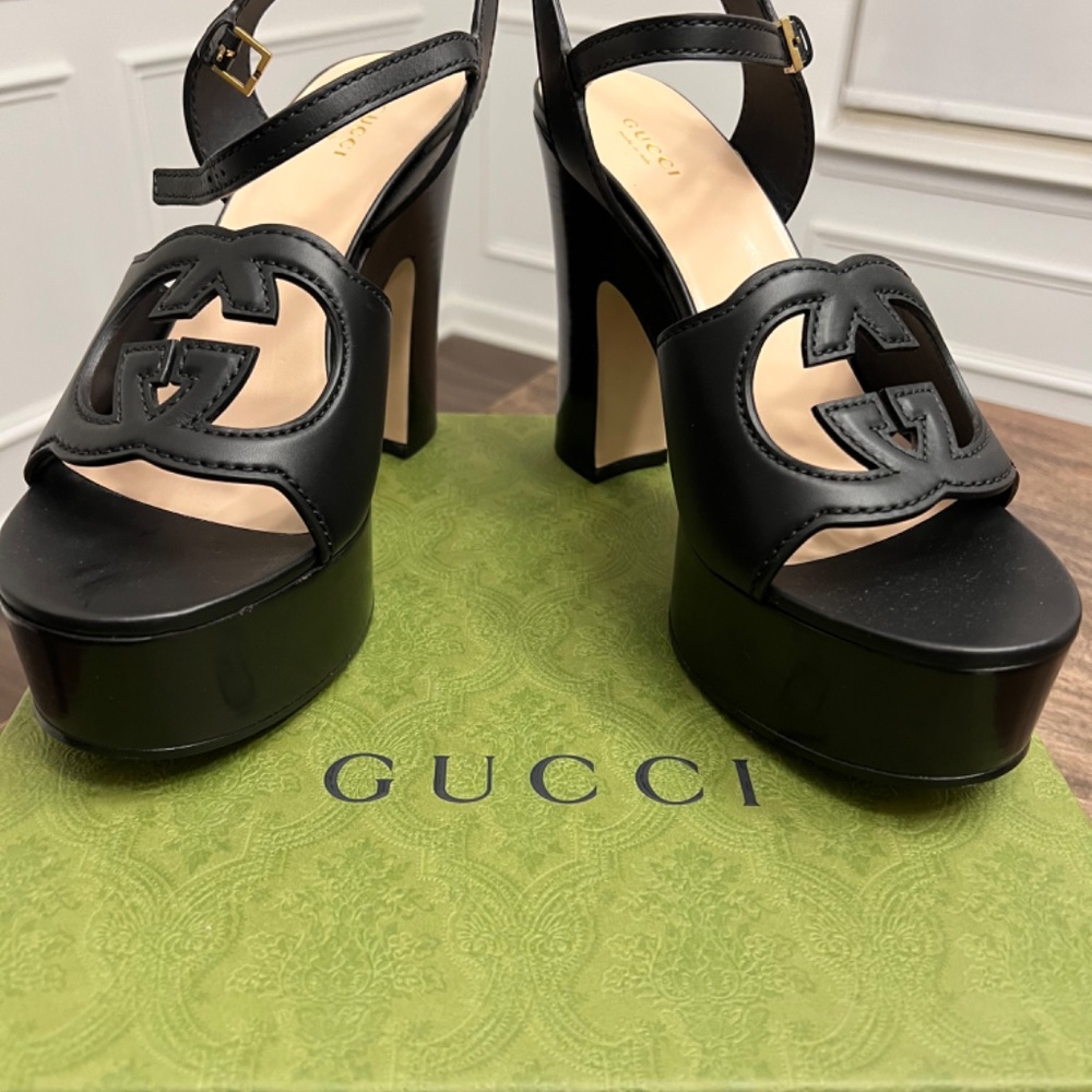 GUCCI WOMEN'S INTERLOCKING G SANDAL - Picture 5 of 5